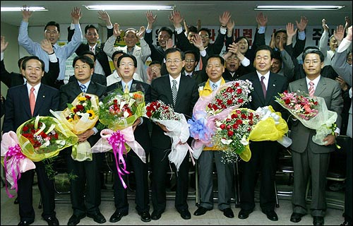 "우리당 만세!"15일 저녁 우리당 광주지역 당선자 7명과 당원들이 광주 전 지역구 석권에 환호하고 있다. 